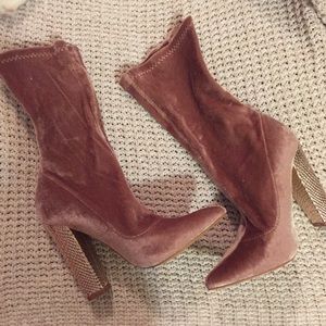 Pint velvet boots